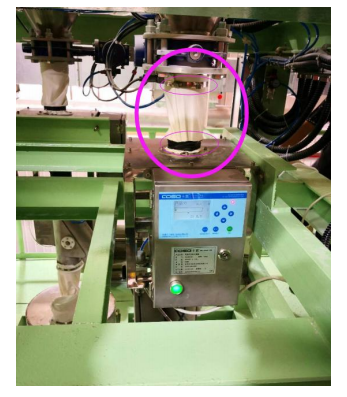 Vibration absorbing flexible connection for metal detection